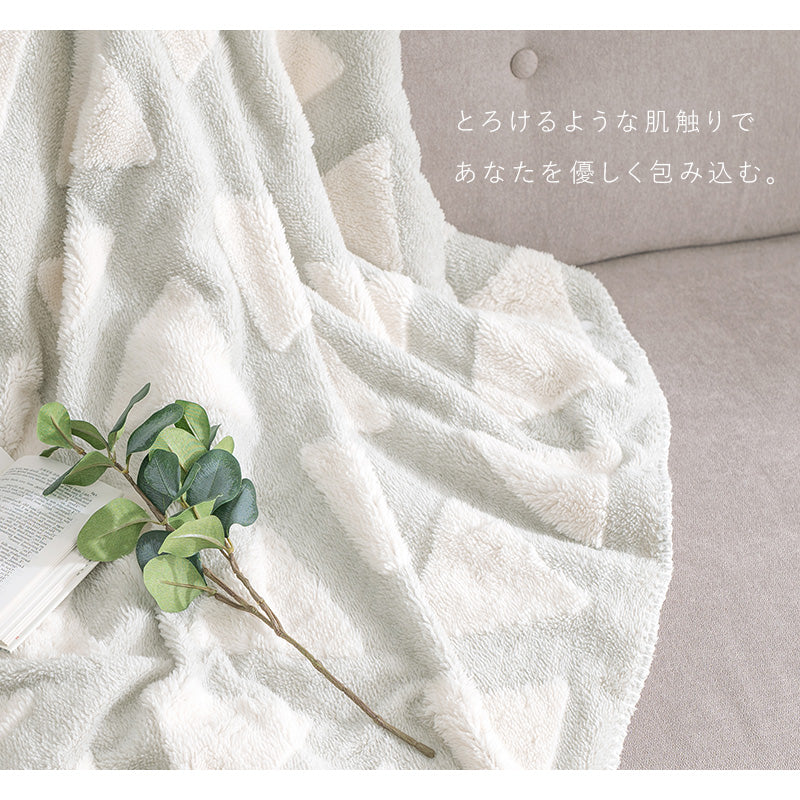 ふんわりとした北欧柄のボア生地が身体を包み込みます。軽くてかさばらない中綿なしタイプの洗濯可能うす掛けこたつ布団