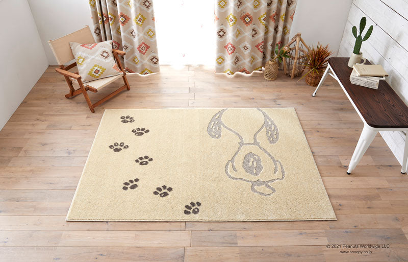砂浜を散歩するスヌーピーと足跡がデザインされたラグ Pawprint RUG - ポウプリントラグ