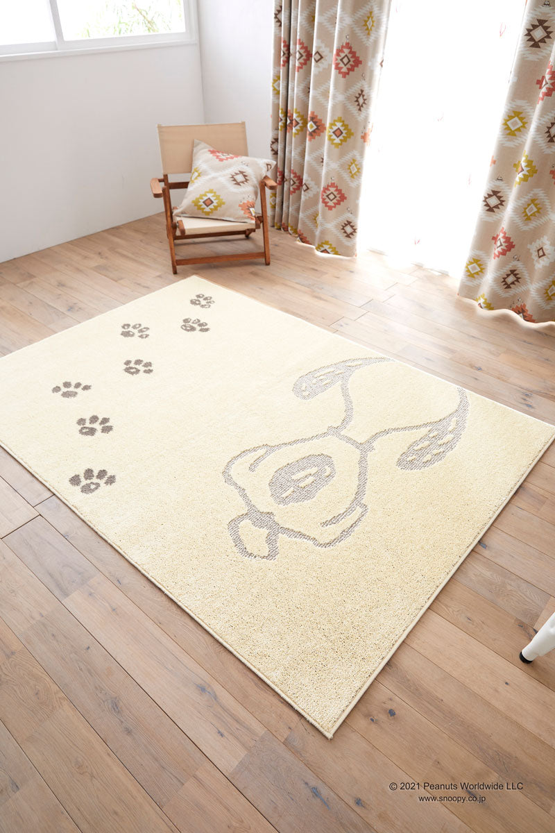 砂浜を散歩するスヌーピーと足跡がデザインされたラグ Pawprint RUG - ポウプリントラグ