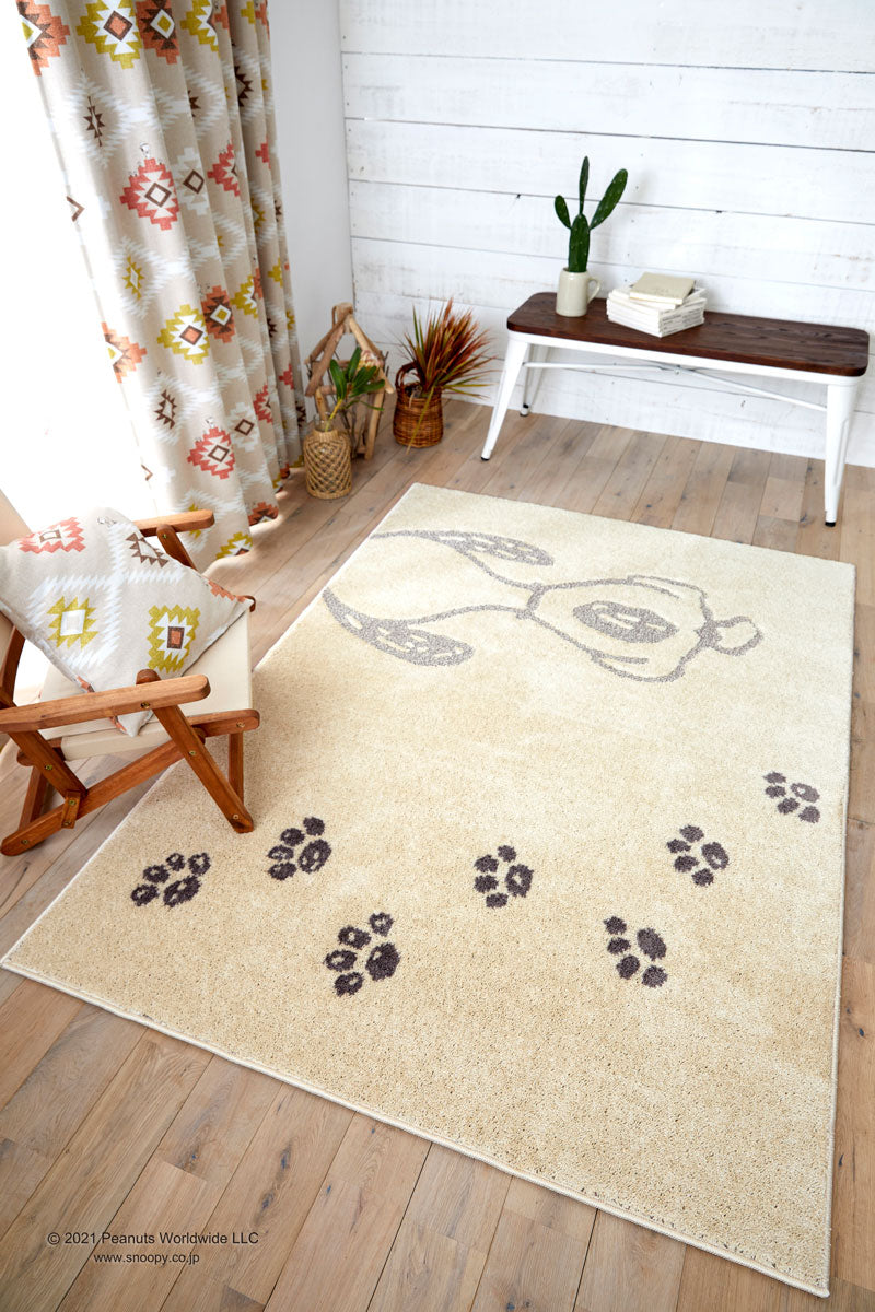 砂浜を散歩するスヌーピーと足跡がデザインされたラグ Pawprint RUG - ポウプリントラグ