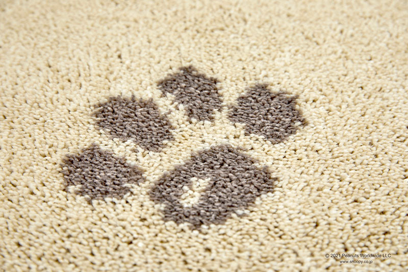 砂浜を散歩するスヌーピーと足跡がデザインされたラグ Pawprint RUG - ポウプリントラグ