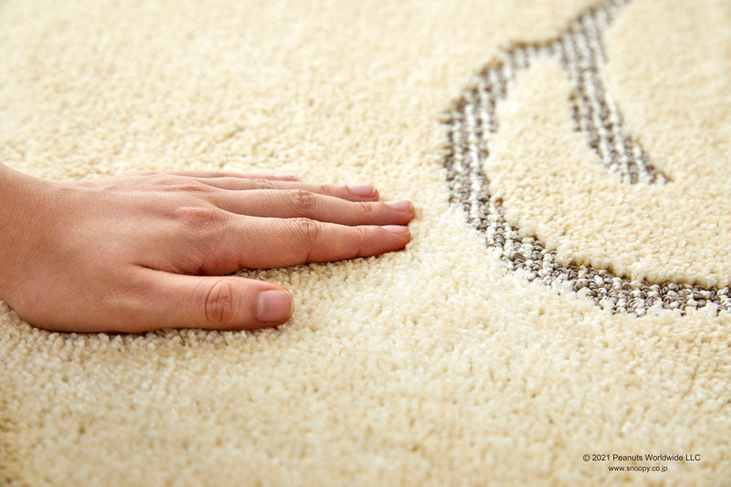 砂浜を散歩するスヌーピーと足跡がデザインされたラグ Pawprint RUG - ポウプリントラグ