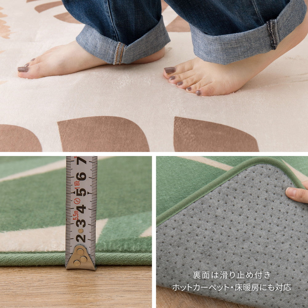 大きなリーフ柄を大胆にデザインしたおしゃれなモンステラ柄ラグ
