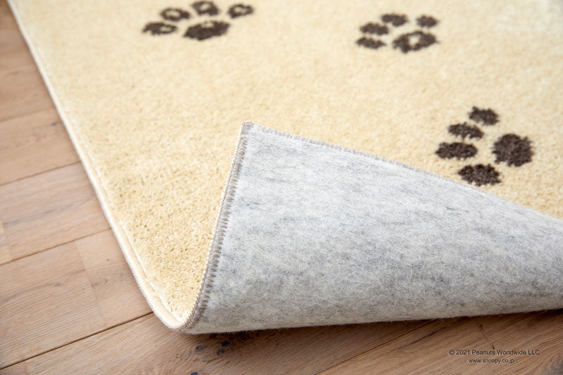 砂浜を散歩するスヌーピーと足跡がデザインされたラグ Pawprint RUG - ポウプリントラグ