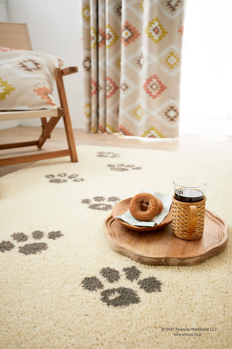 砂浜を散歩するスヌーピーと足跡がデザインされたラグ Pawprint RUG - ポウプリントラグ