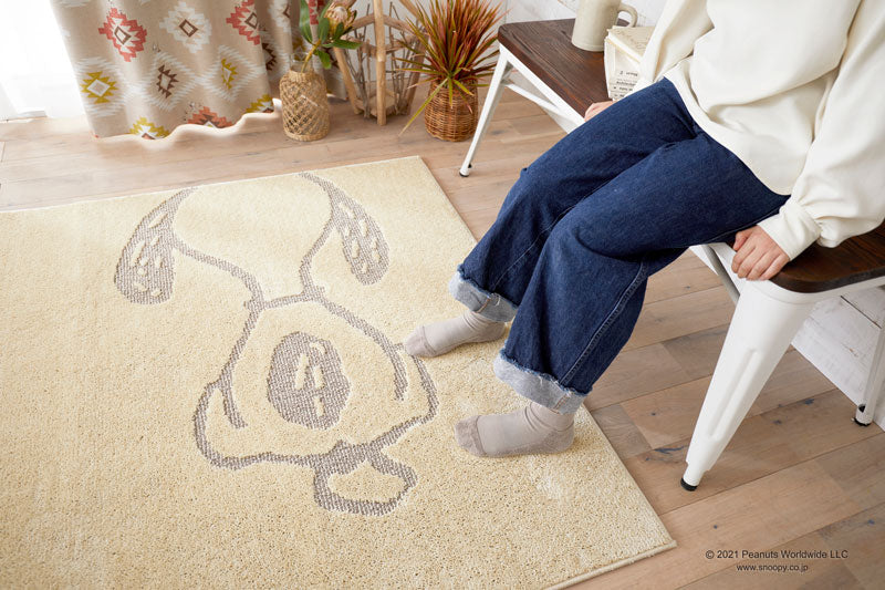 砂浜を散歩するスヌーピーと足跡がデザインされたラグ Pawprint RUG - ポウプリントラグ