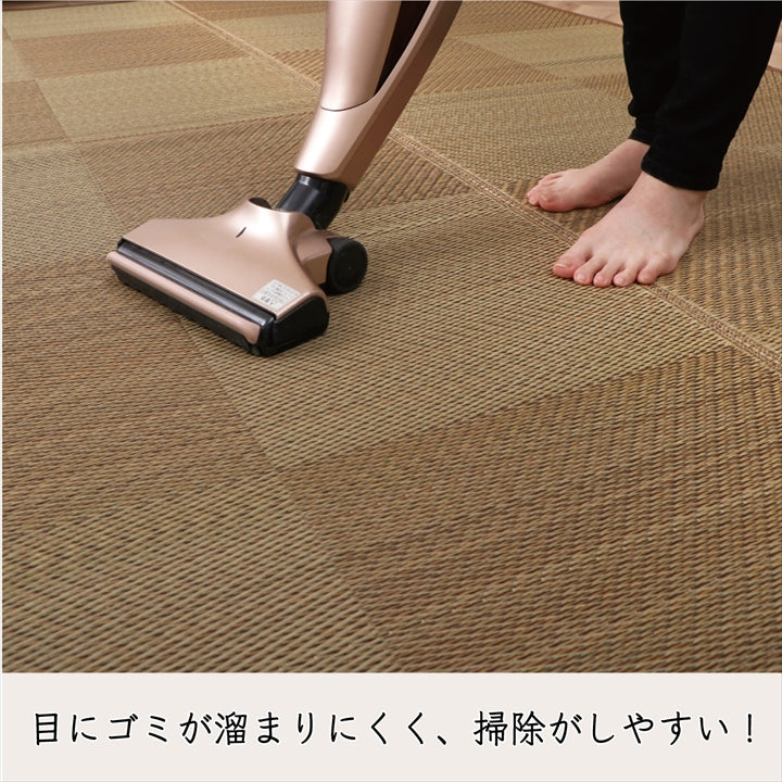 現代のライフスタイルに合う、モダンテイストな市松柄のい草ラグ 裏面:不織布