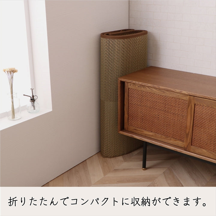 現代のライフスタイルに合う、モダンテイストな市松柄のい草ラグ 裏面:不織布