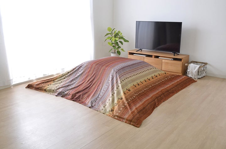 繊細なプリントが特徴のギャッベ柄こたつ上掛けカバー