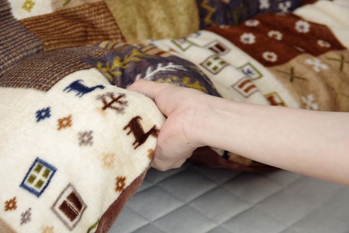かわいらしいパッチワーク調デザインのこたつ掛け布団(リバーシブル仕様)正方形190×190cm
