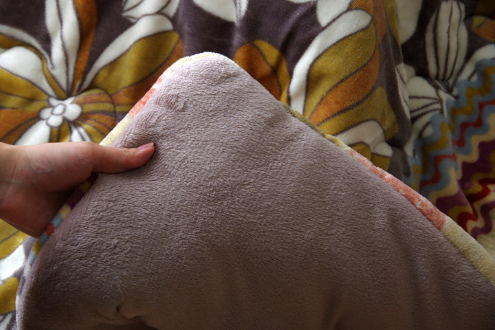 レトロ感ある花柄デザインが特徴の薄かけこたつ布団 ルガーナ