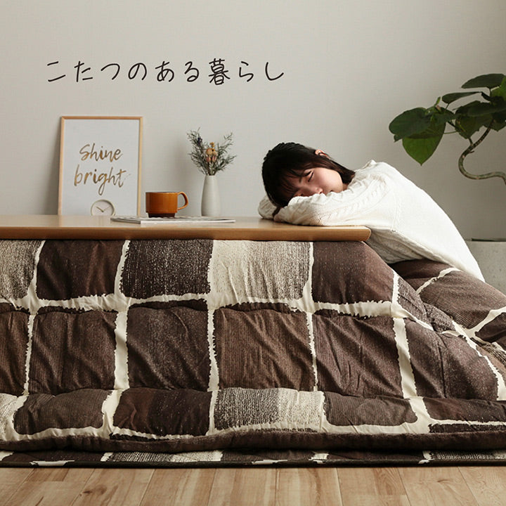 パッチワーク風のデザインをしたこたつ掛け布団