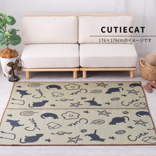 手書き風のイラストといろんなポーズの黒猫がキュートない草ラグ キューティーキャット