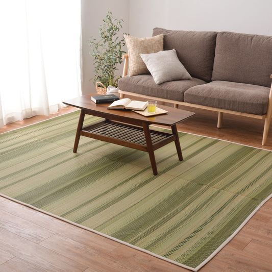 爽やかなストライプ柄でお部屋に取り入れやすいい草ラグ
