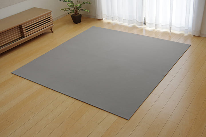 カーペットの下に敷くだけでふんわり柔らかいクッション性を追求した滑り止めシート