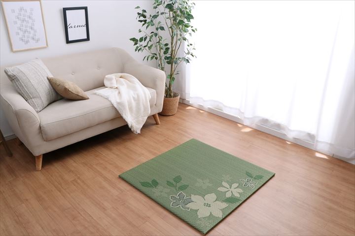 敷き方や向きによって柄の見え方が変わる手軽に模様替えができる大きなリーフ柄が特徴の置き畳