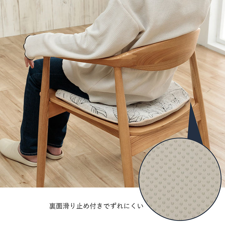 高級感あふれるシェニールジャガード生地を使用した日本製ボタニカルテイストな洗えるバテイクッション ブラン