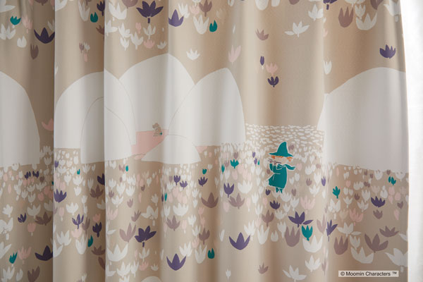 【MOOMIN ムーミン】花畑でフルートを吹くのはスナフキン 2級遮光カーテン SOFT MELODY - ソフトメロディ ベージュ 幅100×丈135~200cm(1枚入)