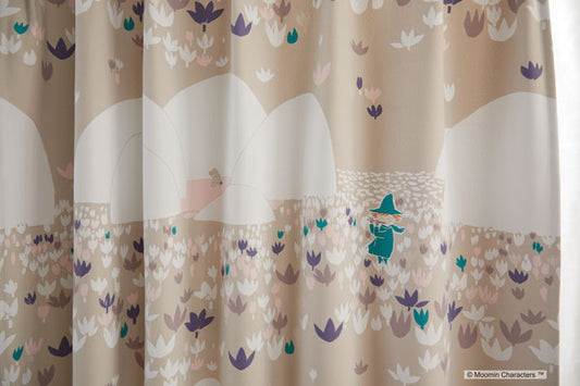 【MOOMIN ムーミン】花畑でフルートを吹くのはスナフキン 2級遮光カーテン SOFT MELODY - ソフトメロディ ベージュ 幅100×丈135~200cm(1枚入)