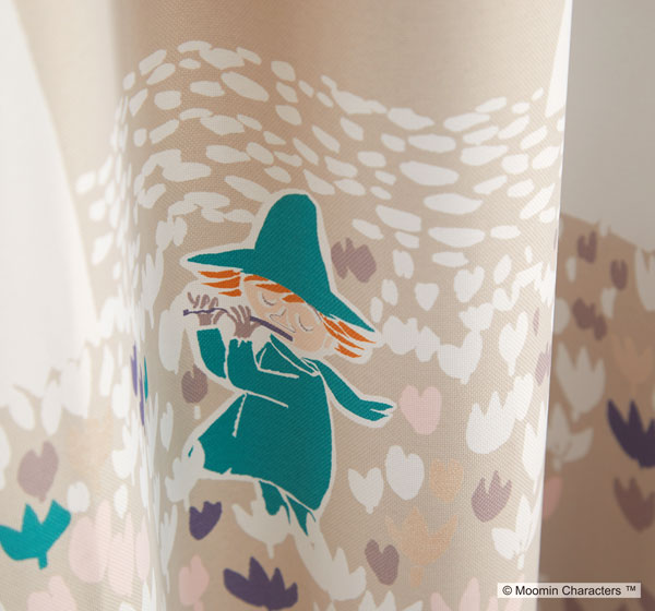 【MOOMIN ムーミン】花畑でフルートを吹くのはスナフキン 2級遮光カーテン SOFT MELODY - ソフトメロディ ベージュ 幅100×丈135~200cm(1枚入)