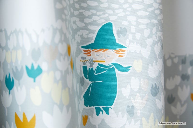 【MOOMIN ムーミン】花畑でフルートを吹くのはスナフキン 2級遮光カーテン SOFT MELODY - ソフトメロディ ブルー