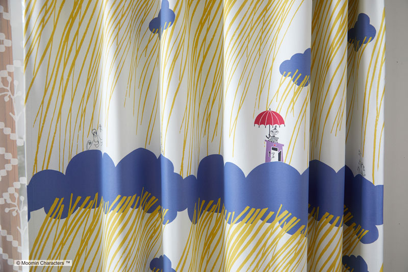 【MOOMIN ムーミン】嵐の中のちびのミイとムーミン 2級遮光カーテン RAIN DROP - レインドロップ ブルー 幅100×丈135~200cm(1枚入)