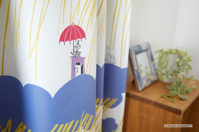 【MOOMIN ムーミン】嵐の中のちびのミイとムーミン 2級遮光カーテン RAIN DROP - レインドロップ ブルー