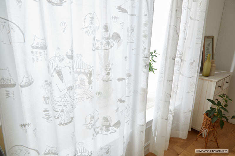 【MOOMIN ムーミン】結婚のお祝いで船に浮かぶエピックシーン EPIC - エピック ホワイト 幅100×丈133~198cm(1枚入)