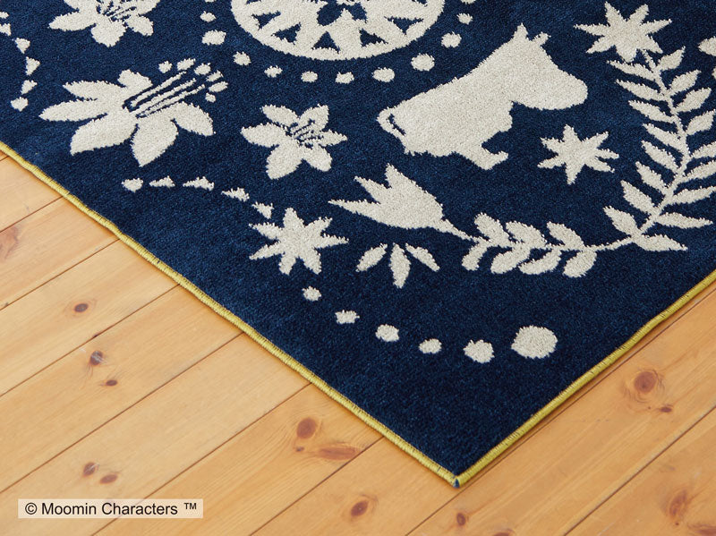 【MOOMIN ムーミン】北欧の伝統柄の中に森で暮らすムーミンたちを表現したラグ FOLK LINE RUG - フォークラインラグ ネイビー