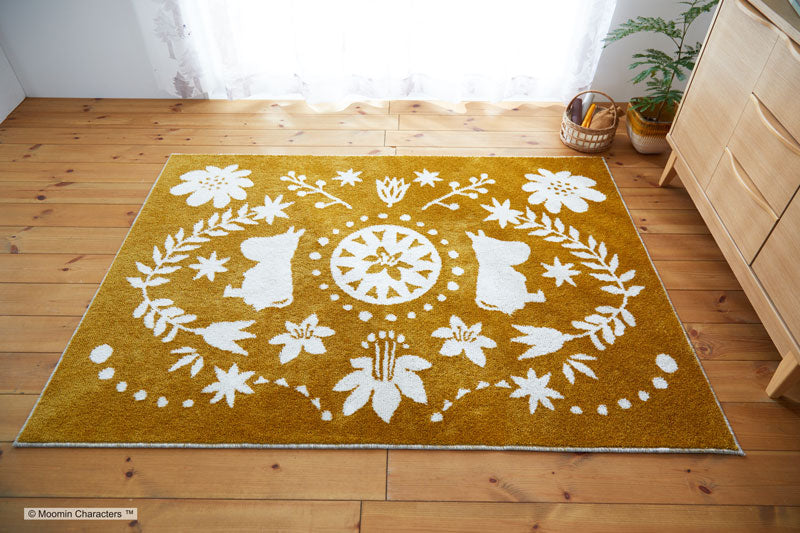 【MOOMIN ムーミン】北欧の伝統柄の中に森で暮らすムーミンたちを表現したラグ FOLK LINE RUG - フォークラインラグ イエロー