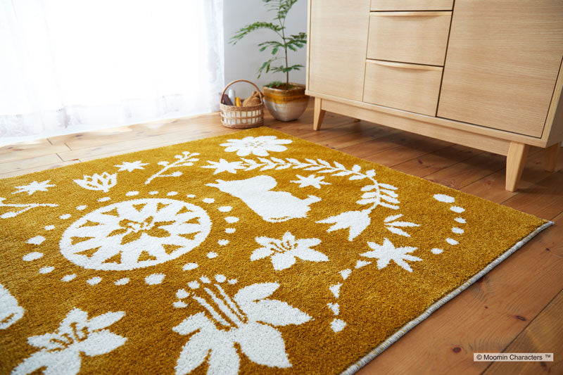 【MOOMIN ムーミン】北欧の伝統柄の中に森で暮らすムーミンたちを表現したラグ FOLK LINE RUG - フォークラインラグ イエロー