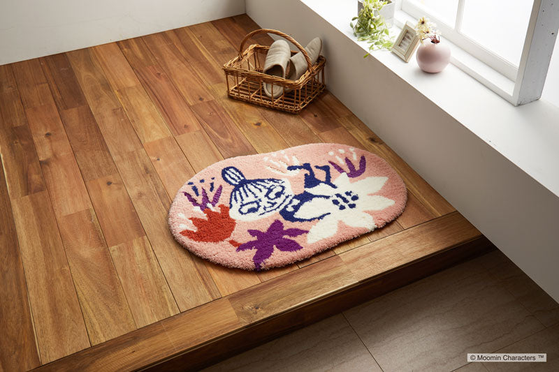 【MOOMIN ムーミン】小花に囲まれて遊んでいるちびのミイの玄関マット KOBANA MAT - コバナマット ピンク