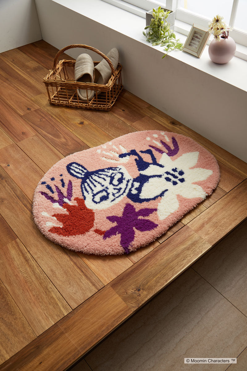 【MOOMIN ムーミン】小花に囲まれて遊んでいるちびのミイの玄関マット KOBANA MAT - コバナマット ピンク