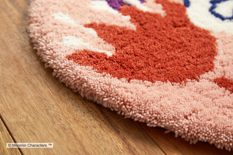 【MOOMIN ムーミン】小花に囲まれて遊んでいるちびのミイの玄関マット KOBANA MAT - コバナマット ピンク