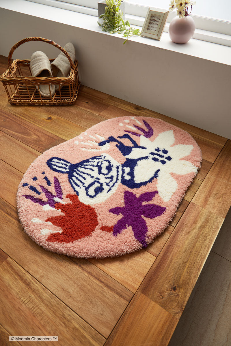 【MOOMIN ムーミン】小花に囲まれて遊んでいるちびのミイの玄関マット KOBANA MAT - コバナマット ピンク