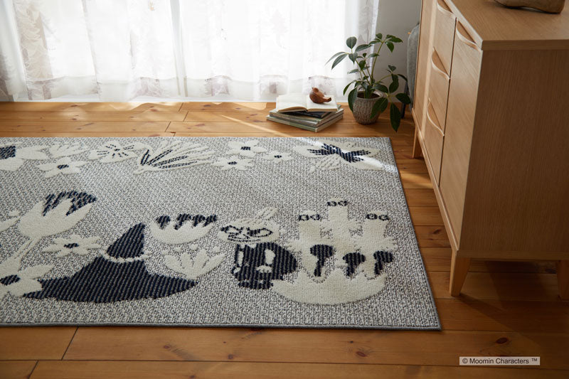 【MOOMIN ムーミン】小花に囲まれて遊んでいるスナフキンとちびのミイのラグ KOBANA RUG - コバナラグ ネイビー
