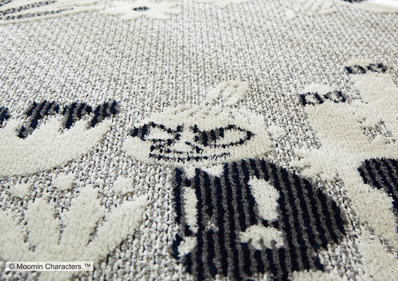 【MOOMIN ムーミン】小花に囲まれて遊んでいるスナフキンとちびのミイのラグ KOBANA RUG - コバナラグ ネイビー
