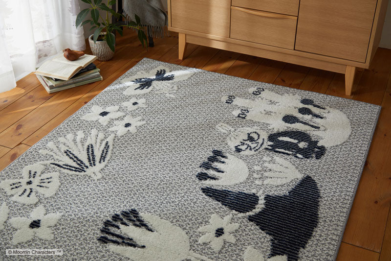 【MOOMIN ムーミン】小花に囲まれて遊んでいるスナフキンとちびのミイのラグ KOBANA RUG - コバナラグ ネイビー