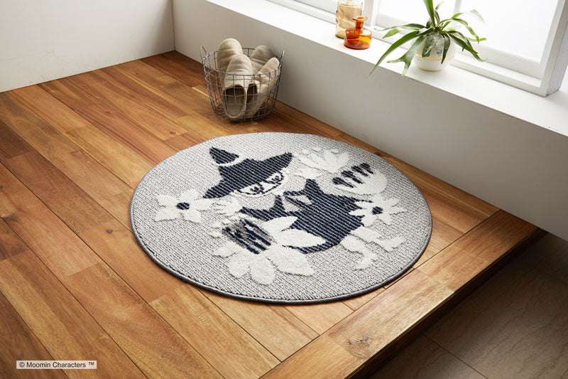 【MOOMIN ムーミン】小花に囲まれて遊んでいるスナフキンの円形ラグ M KOBANA RUG - M コバナラグ スナフキン