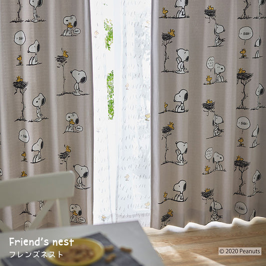 スヌーピーのキャラクターがデザインされた遮光カーテン Friend’s nest - フレンズネスト アイボリー 幅100×丈135~200cm(1枚入)
