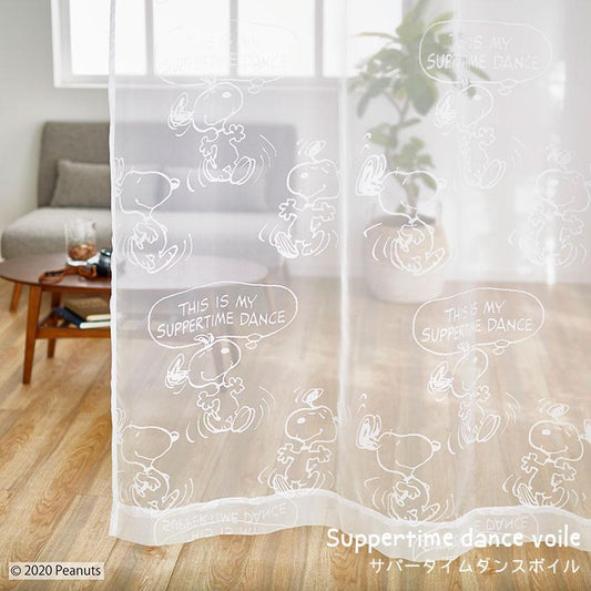 スヌーピーのキャラクターがデザインされたレースカーテン Suppertime dance voile - サパータイムダンスボイル