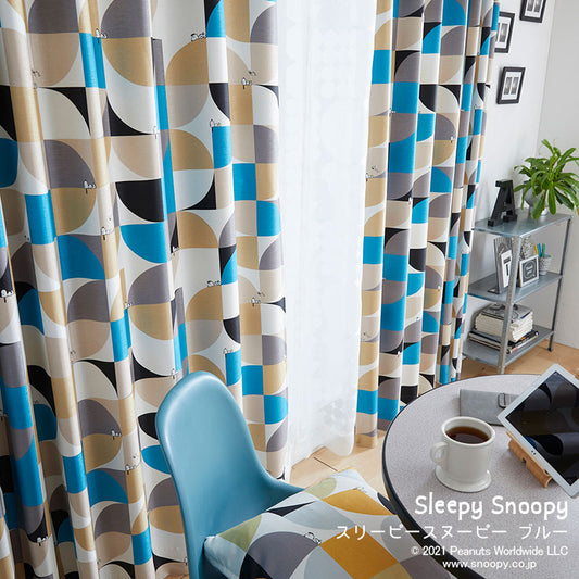 【SNOOPY スヌーピー】柄の中で寝たりくつろいだりするスヌーピーの2級遮光カーテン Sleepy Snoopy - スリーピースヌーピー ブルー