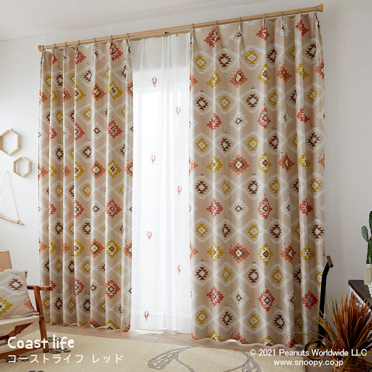 【SNOOPY スヌーピー】ビーグル・スカウトとスパイクのアウトドア風デザインの2級遮光カーテン Coast life - コーストライフ レッド