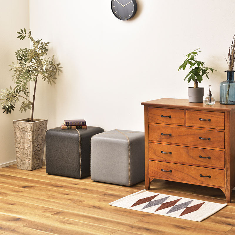 高級感あるレザースツールは置くだけでお部屋のアクセントになる トゥール スツール