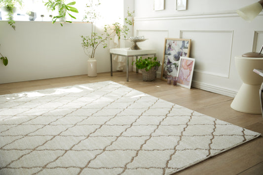 優しい色味のベーシックなバイアスモチーフをあしらったシンプルデザインラグ コラベル