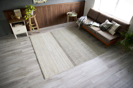 大胆な構成の中に複雑な小柄をあしらったナチュラルな雰囲気のウール混ラグ デゼルト