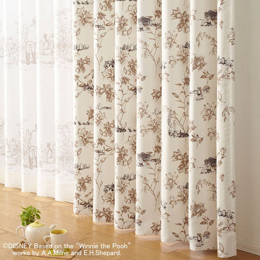 【Disney ディズニー】プーと仲間たちが繊細なタッチで描かれた2級遮光カーテン POOH Scene - プー シーン ベージュ