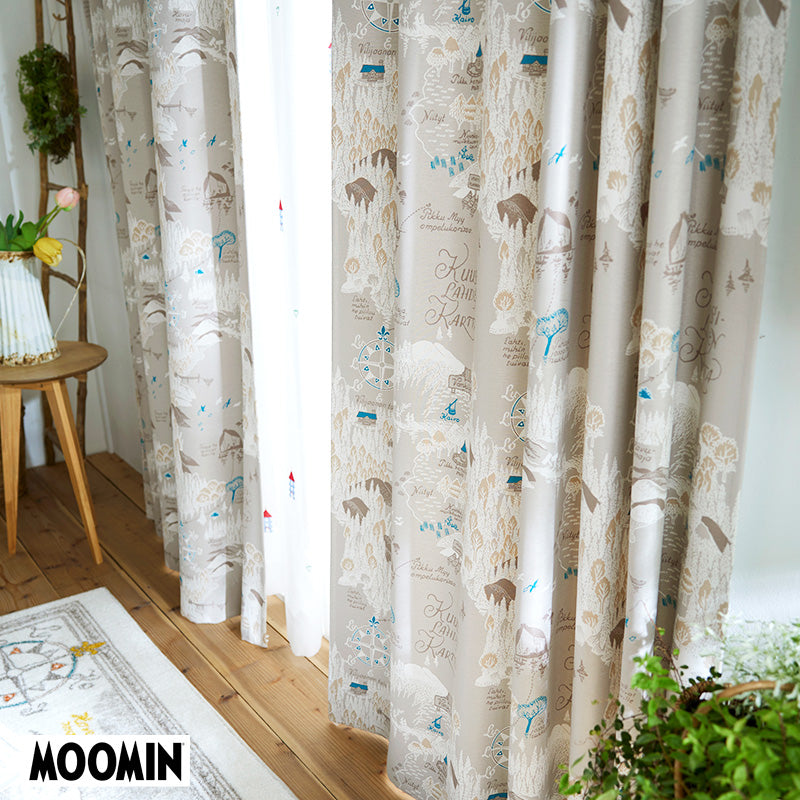 【MOOMIN ムーミン】ムーミン谷の地図 地図の中で個性溢れるキャラクターたちが楽しそうに暮らす情景が描かれた遮光カーテン グレー