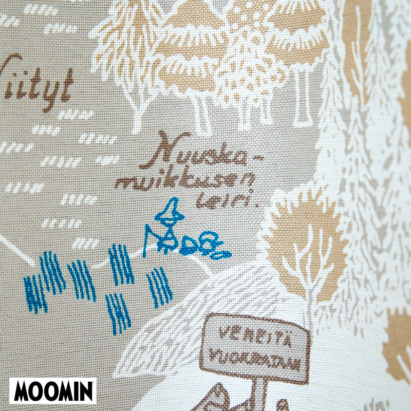 【MOOMIN ムーミン】ムーミン谷の地図 地図の中で個性溢れるキャラクターたちが楽しそうに暮らす情景が描かれた遮光カーテン グレー