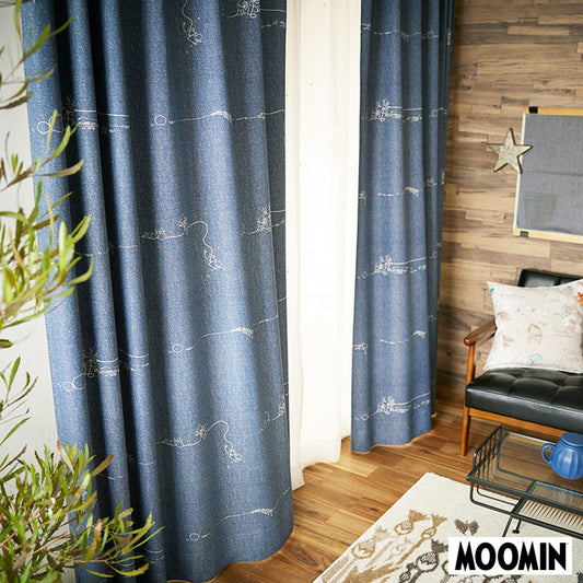 【MOOMIN ムーミン】DENIM BORDER デニムボーダー デニムライクな表情のベースに 小説「ムーミン谷の彗星」の挿絵をプリントした遮光カーテン ブルー 幅100×丈135~200cm(1枚入)